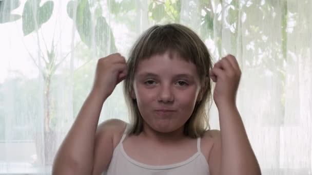 Mente explodiu reação de menina expressando seu choque de algo inacreditável — Vídeo de Stock