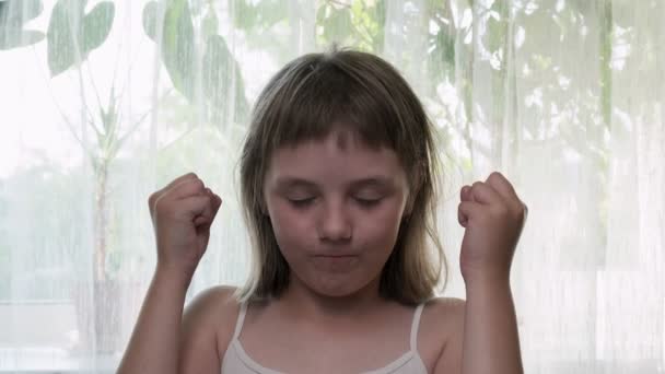 Mente explodiu reação de menina expressando seu choque de algo inacreditável — Vídeo de Stock