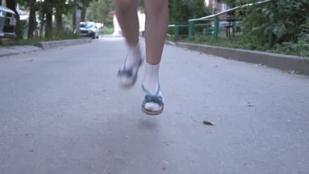 Primo piano colpo di bambine gambe mentre lei salta giocare hopscotch all'aperto — Video Stock