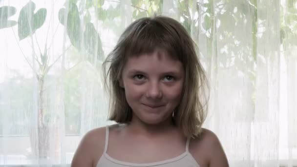 Ohromná reakce dívky vyjadřující její šok z něčeho neuvěřitelného — Stock video