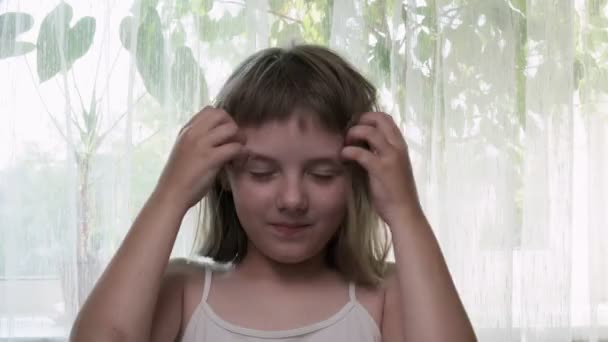 İnanılmaz bir şeyin şokunu ifade eden kızın akıl almaz bir tepkisi. — Stok video