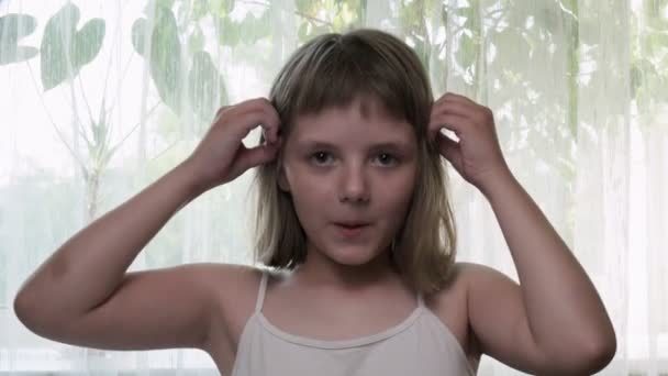 Észbontó reakció egy lánytól, aki valami hihetetlen sokkot kapott. — Stock videók