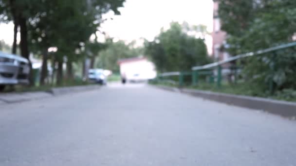 Kaukasisches kleines Mädchen in Rock und Sandalen läuft draußen auf der Straße davon — Stockvideo