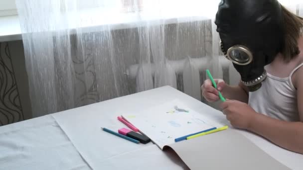 Menina em máscara de gás senta-se à mesa, desenha ilustração com canetas de feltro no álbum — Vídeo de Stock