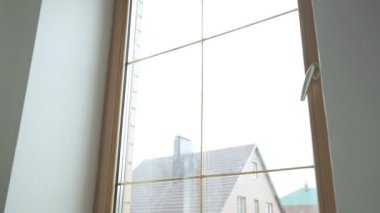 Genç, esmer, spor giyimli, güzel bir kadın. At kuyruklu, penceresi açık.