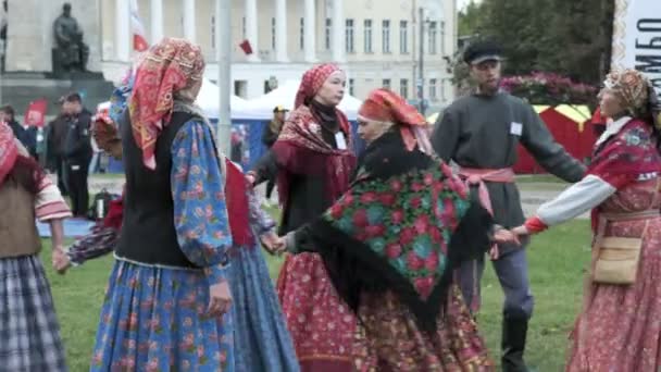 RUSSIA, VLADIMIR, 19 SEP 2020: traditional russian festival round dance outdoors — Stock Video