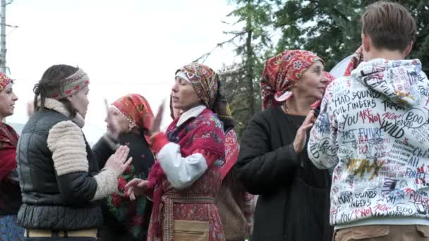Rusya, VLADIMIR, 19 SEP 2020: Geleneksel Rus festival ayinleri ve dansları — Stok video