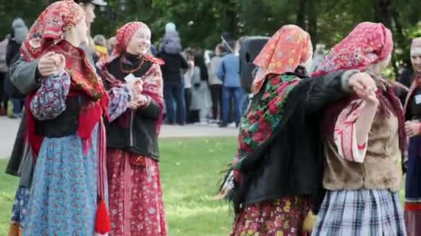 RUSSIA, VLADIMIR, 19 SEP 2020: traditionele Russische feestelijke riten en dansen — Stockvideo