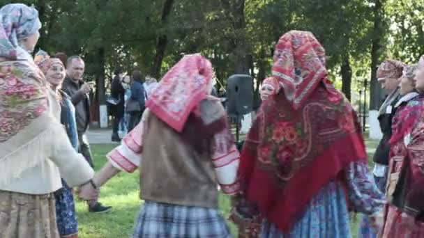 RUSSIA, VLADIMIR, 19 SEP 2020: traditional russian festival round dance outdoors — Stock Video