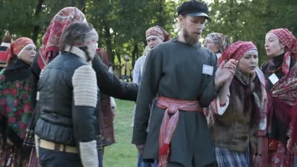 ΡΩΣΙΑ, VLADIMIR, 19 SEP 2020: παραδοσιακές ρωσικές εορταστικές τελετές και χοροί — Αρχείο Βίντεο