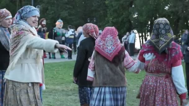 ロシア, VLADIMIR, 19 9月2020:伝統的なロシアのお祝いの儀式と踊り — ストック動画