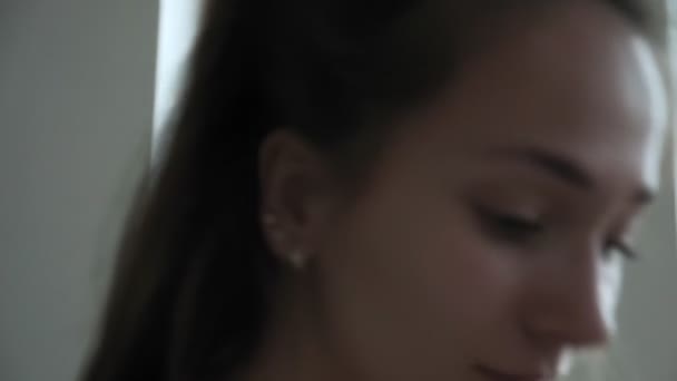 Gadis muda berambut cokelat sporty tidak latihan peregangan di ruang tamu cerah — Stok Video