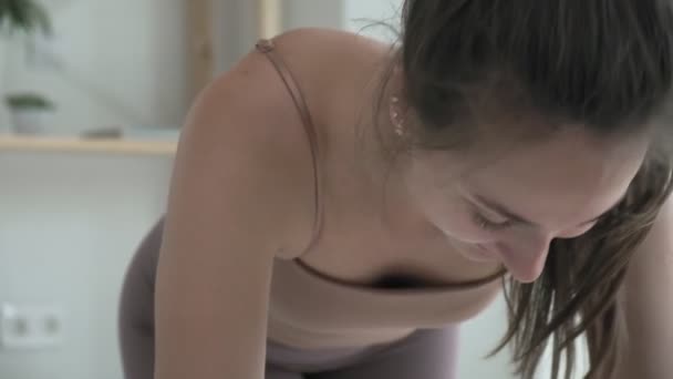 Спортивная сексуальная кавказка, стоящая на коленях, поднимающая голову, начинает смеяться — стоковое видео