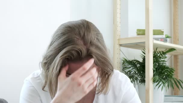 Upprörd stressad ung kaukasiska kvinna i vit t-shirt blundar, suckar — Stockvideo