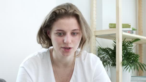 Upprörd ung kaukasiska kvinna i vit t-shirt blundar, suckar, andas ut — Stockvideo