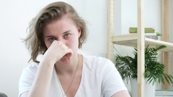 Płacząca biała kobieta nagle zaczyna się śmiać. młode dziewczyny szybka zmiana nastroju — Wideo stockowe