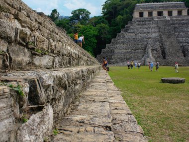 Palenque 'deki piramidin yakınında Meksika' daki arkeolojik Maya kalıntıları var.