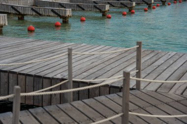 Cozumel Meksika Karayip Adası Limanı, ahşap iskele ve deniz suyu 