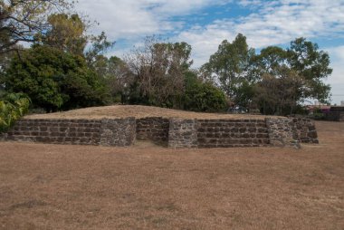 Teopanzolco, Tarih Öncesi Dönem Arkeolojik Aztek Alanı, Cuernavaca, Morelos, Meksika 'da harabeler