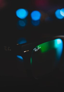 Ray-Ban, Amerikan firması Bausch & Lomb tarafından 1936 yılında üretilen lüks gözlük ve gözlük markası. resimsel