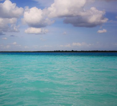Bacalar Gölü, göl suyu ve bulutlu gökyüzü 