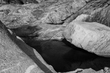 siyah ve beyaz taşlar, yağmur filtreli kayalar, doğal havuz, doğa ile çevrili, Baja California Meksika