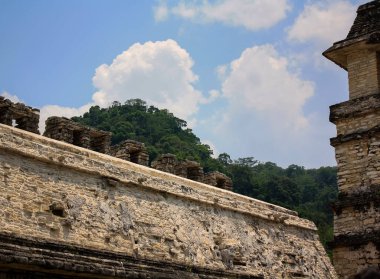 Palenque 'deki saray, Meksika' daki arkeolojik Maya sahasının kalıntıları.