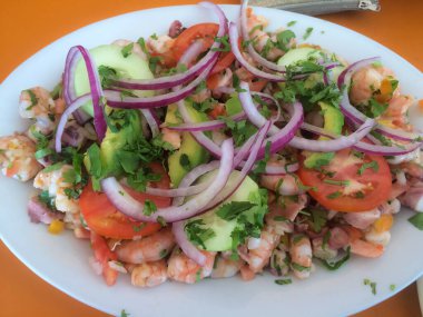 Karides Ceviche, masada deniz ürünleri salatası.