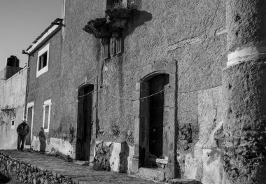 Sokakta yürüyen adam, hayalet şehir Real de Catorce, Meksika