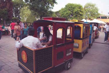 Tequisquiapan Meksika 'nın ana meydanından geçen ünlü turistik tren.