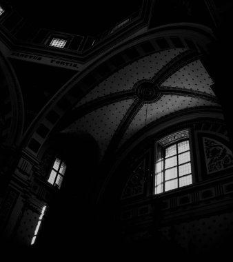 Real de Catorce 'un karanlık portresi, San Luis Potosi Meksika Kilisesi Kubbesi ve iç mekan, aydınlık ve gölgeler