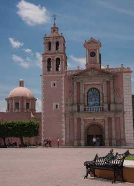 Ana meydan Miguel Hidalgo Costilla ve Santa Mara de la Asuncin Tapınağı, Tequisquian, Queretaro, Meksika