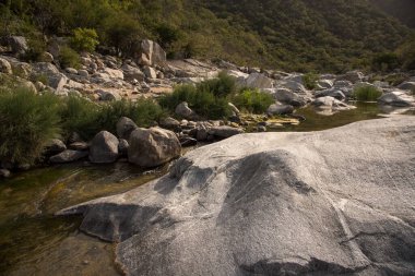 Kayalar ve göl, Boca de la Sierra, Yağmur filtreli Büyük Kayalar, Doğal havuzlar, Baja California Meksika