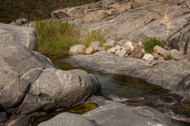 Kayalar ve göl, Boca de la Sierra, Yağmur filtreli Büyük Kayalar, Doğal havuzlar, Baja California Meksika