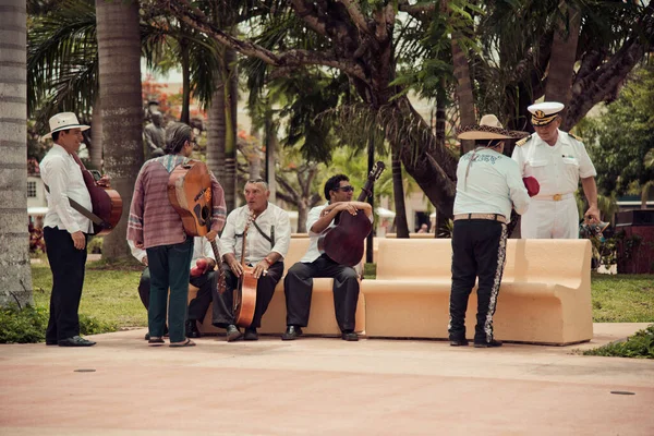 Мужчины Улице Мексиканских Костюмах Гитарами Руках Кохель Мексиканский Остров — стоковое фото
