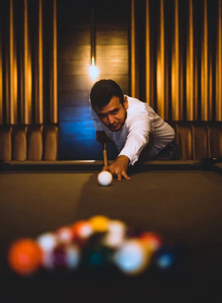 Homem Jogando Piscina Jogo Bolas Bilhar — Fotografia de Stock