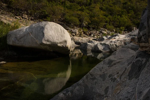 Rotsen Meer Boca Sierra Big Rocks Met Gefilterd Regenwater Natuurlijke — Stockfoto