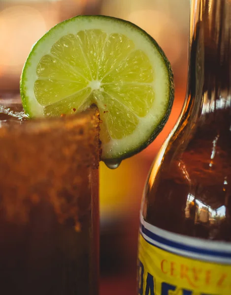 米什拉达 墨西哥啤酒 酸橙汁 番茄汁 盐和辣椒 — 图库照片