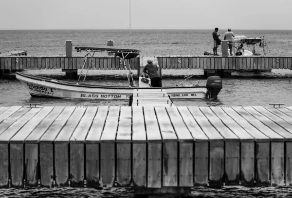 Ocean Port Med Båtar Och Människor Scen Cozumel Mexikanska Karibiska — Stockfoto