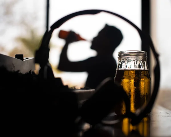 Man Dricka Bakgrunden Glas Mugg Bordet — Stockfoto