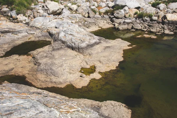 Yağmur Filtreli Suya Yakın Doğal Havuz Doğa Ile Çevrili Baja — Stok fotoğraf