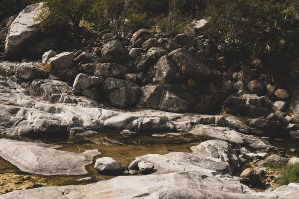 Великі Скелі Дощовою Фільтрованою Водою Природний Басейн Оточений Природою Баха — стокове фото
