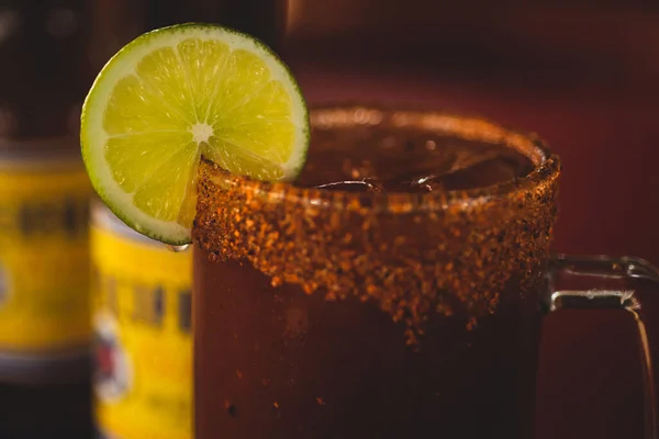 Michelada Cerveza Mexicana Jugo Lima Especias Jugo Tomate Pimientos Sal —  Fotos de Stock