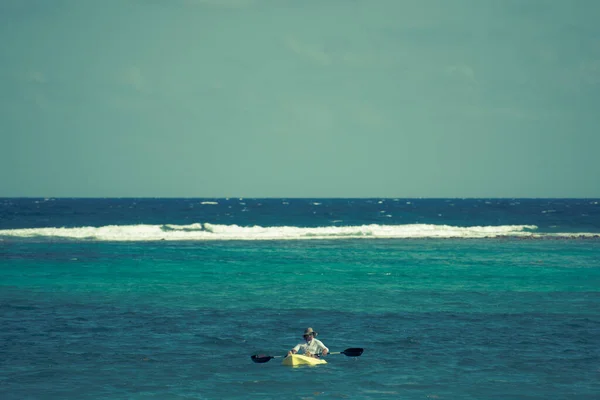 墨西哥加勒比海水和与人类一起漂浮的船 — 图库照片