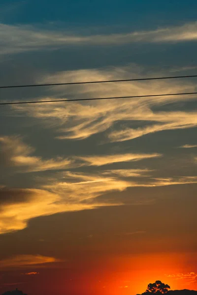 Céu Pôr Sol Com Nuvens Linhas Elétricas — Fotografia de Stock