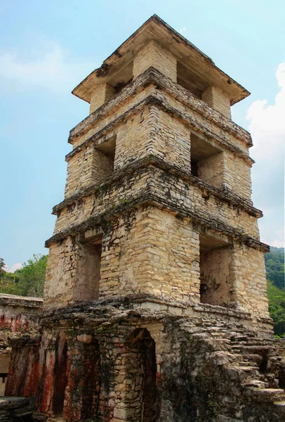 メキシコのパレンケ考古学的マヤ遺跡の天文台塔 — ストック写真