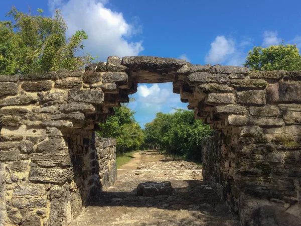 Cozumel, Meksika, Piramitler 'deki San Gervasio arkeolojik Maya bölgesi 