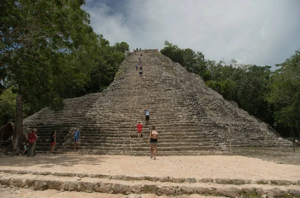 Turisták Nohoch Mul Piramis Koba Maján Romok — Stock Fotó