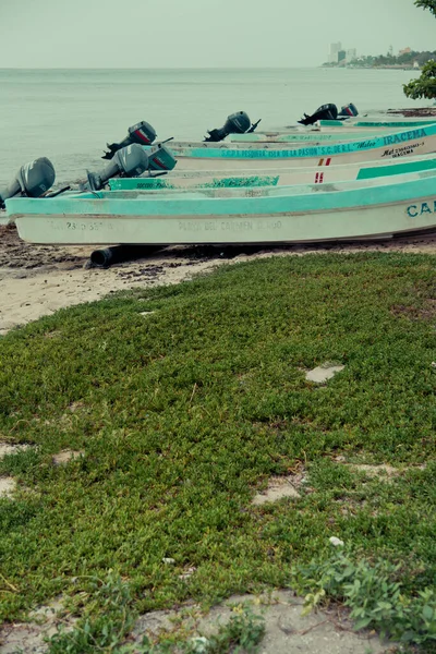 海滩港 陆地上的船只 科苏梅尔墨西哥加勒比岛的景象 — 图库照片
