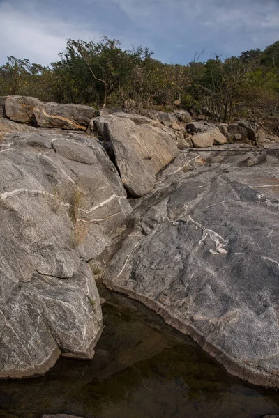 Big Rocks Met Regen Gefilterd Water Natuurzwembad Midden Natuur Baja — Stockfoto